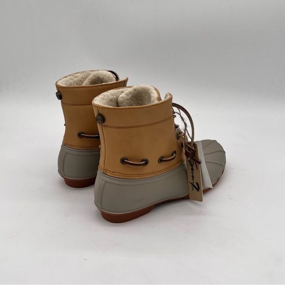 New in box! SEVEN7 Women’s Speyside Duck Boot Taupe (NEVER WORN) - Picture 8 of 12